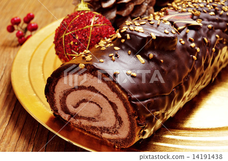 yule log cake, traditional of christmas time 14191438