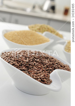 brown flax seeds 14191495