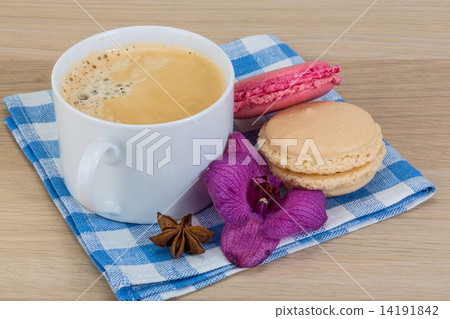 Capuccino with macaroons 14191842