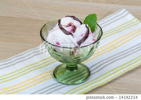 Ice cream with choco and mint leaves Ice cream with choco and mint leaves 14192214