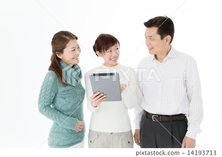 A friendly family using a tablet 14193713