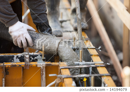 混凝土放置在住房的原始基礎施工框架 14194079