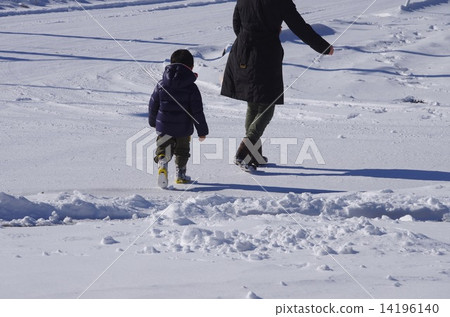 走在積雪的路上走在積雪的路上 走在積雪的路上走在積雪的路上 14196140