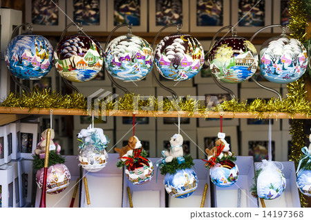 Christmas market at Rathausplatz, Vienna, Austria Christmas market at Rathausplatz, Vienna, Austria 14197368