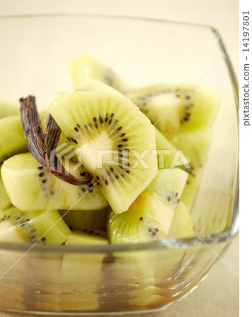 Marinade of kiwifruit Balsamico flavor (vertical position high angle) Marinade of kiwifruit Balsamico flavor (vertical position high angle) 14197801
