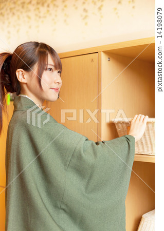 Girls wearing yukata at a hot spring dressing room 14198079