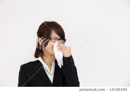 把組織放的婦女在她的鼻子上 14199399