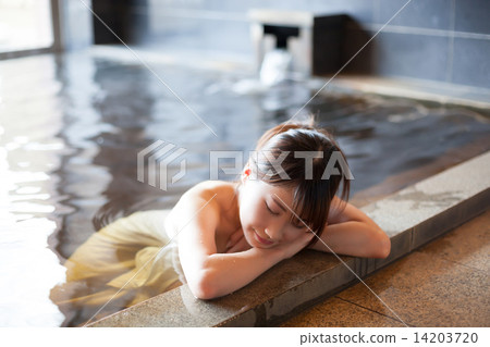 A cute girl who enters a hot spring and relaxes 14203720