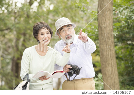 Senior couple's trip 14206107