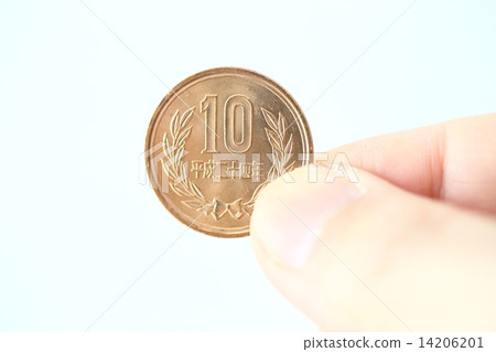 Have a 10-yen coin in hand 14206201