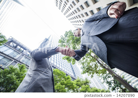 Japanese businessman shaking hands with a foreign businessman Japanese businessman shaking hands with a foreign businessman 14207890