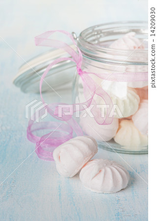 Meringue in a glass bowl 14209030
