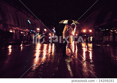 Love in the rain / Silhouette of kissing couple under umbrella 14209281