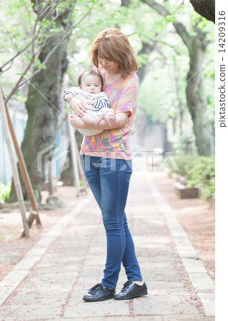 人物 擁抱 父母和小孩 14209316