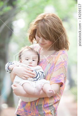 人物 擁抱 父母和小孩 14209317