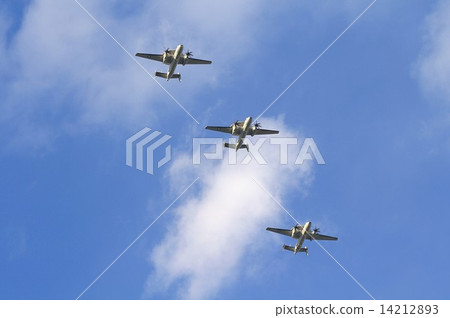 美國海軍航空母艦預警機E-2C形成鷹眼飛行 美國海軍航空母艦預警機E-2C形成鷹眼飛行 14212893