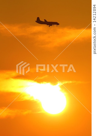 The first domestically produced aircraft to fly against the backdrop of a beautiful sunset, YS - 11 M transport aircraft of the Maritime Self - Defense Force 14212894