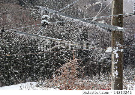 Ice-icing phenomenon of catenary catch phenomenon February 12, 2010 Ice-icing phenomenon of catenary catch phenomenon February 12, 2010 14213241