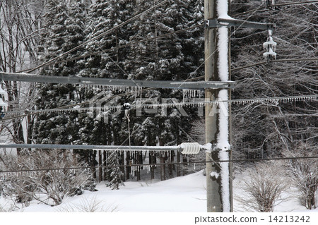 Ice-icing phenomenon of catenary catch phenomenon February 12, 2010 Ice-icing phenomenon of catenary catch phenomenon February 12, 2010 14213242