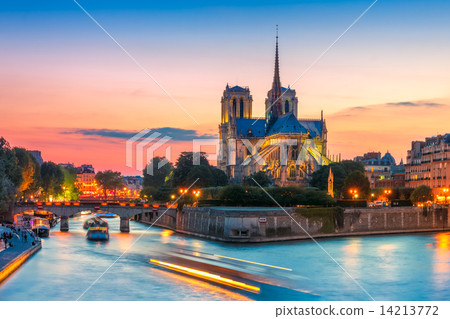 Cathedral of Notre Dame de Paris at sunset, France Cathedral of Notre Dame de Paris at sunset, France 14213772