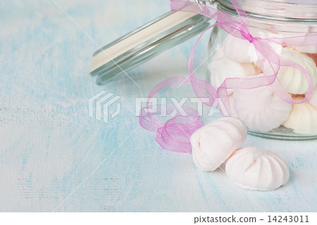 Meringue in a glass bowl 14243011