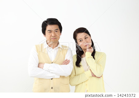 中間的一對 14243372