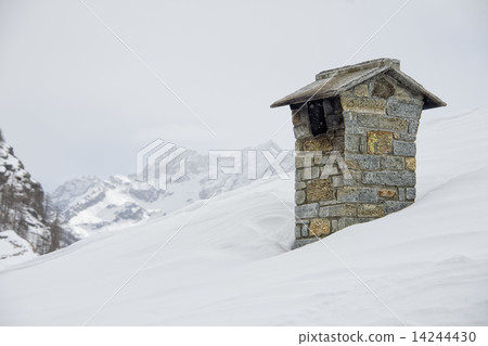 Winter time mountain house chimney Winter time mountain house chimney 14244430