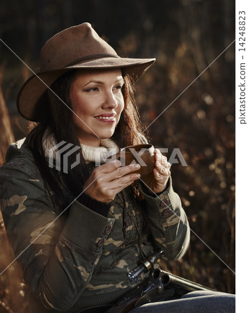 Female duck hunter 14248823