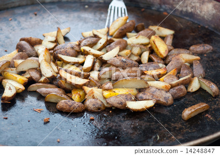 fried potatoes 14248847