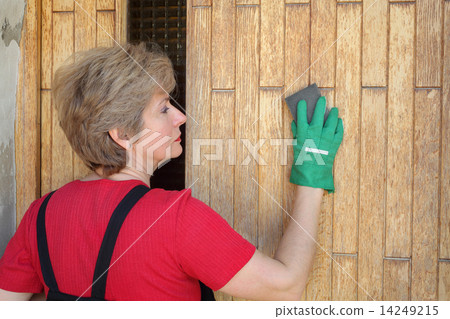 Plank preparation with sanding sponge Plank preparation with sanding sponge 14249215