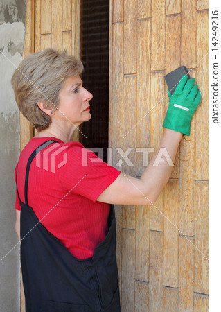 Plank preparation with sanding sponge Plank preparation with sanding sponge 14249216