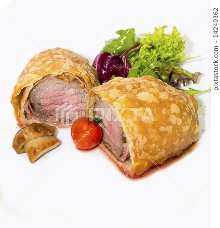 beef in pastry with salad on the table in a restaurant 14249362