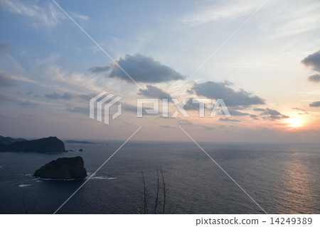 Sunset moon Viewing the sunset from the weather station observatory Sunset moon Viewing the sunset from the weather station observatory 14249389