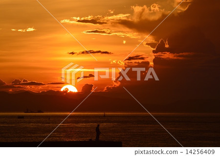 Sunset and the sea Sunset and the sea 14256409