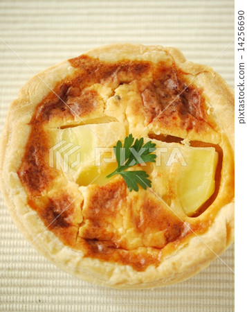 Mentaiko's quiche (single item, high angle) 14256690