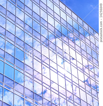 在大廈的窗口的雲彩 在大廈的窗口的雲彩 14256849