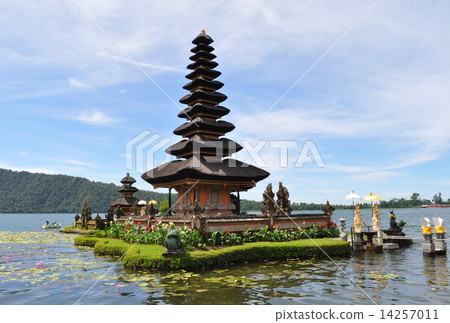 Ulun Danu temple Beratan Lake 14257011