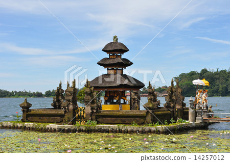 Ulun Danu temple Beratan Lake 14257012