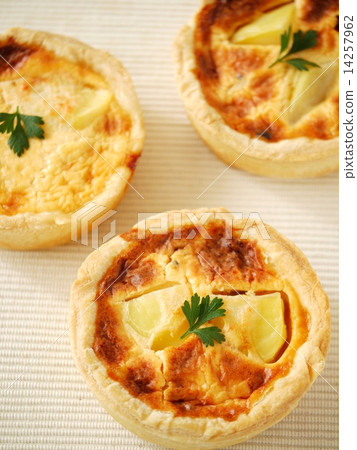 Mentaiko's quiche (high angle) 14257962