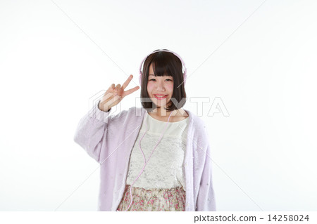 聽到與耳機的音樂的婦女 14258024