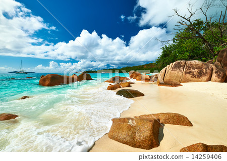 Beautiful beach at Seychelles 14259406