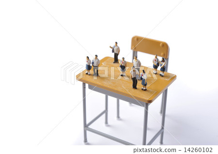 學校學習桌和同學 14260102