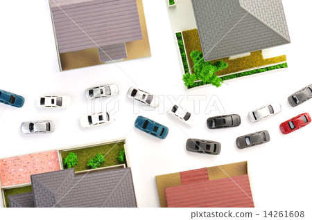 很多乘用車在住宅區運行 很多乘用車在住宅區運行 14261608