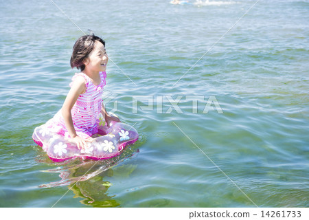在海裡游泳 在海裡游泳 14261733