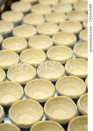 Puff of egg tart on tray ready to fill in 14261848