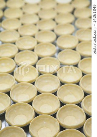 Puff of egg tart on tray ready to fill in 14261849