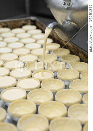 Pot filling egg pudding into puff of egg tart 14261853