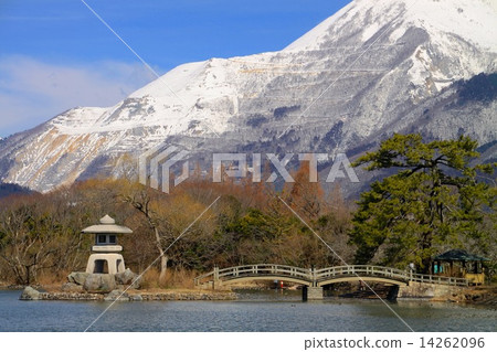 Mishima Pond and Ibukiyama Mishima Pond and Ibukiyama 14262096