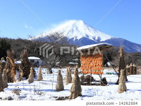 Snowscape in Oshino village Snowscape in Oshino village 14262884