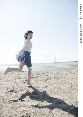 Running women Running women 14263662
